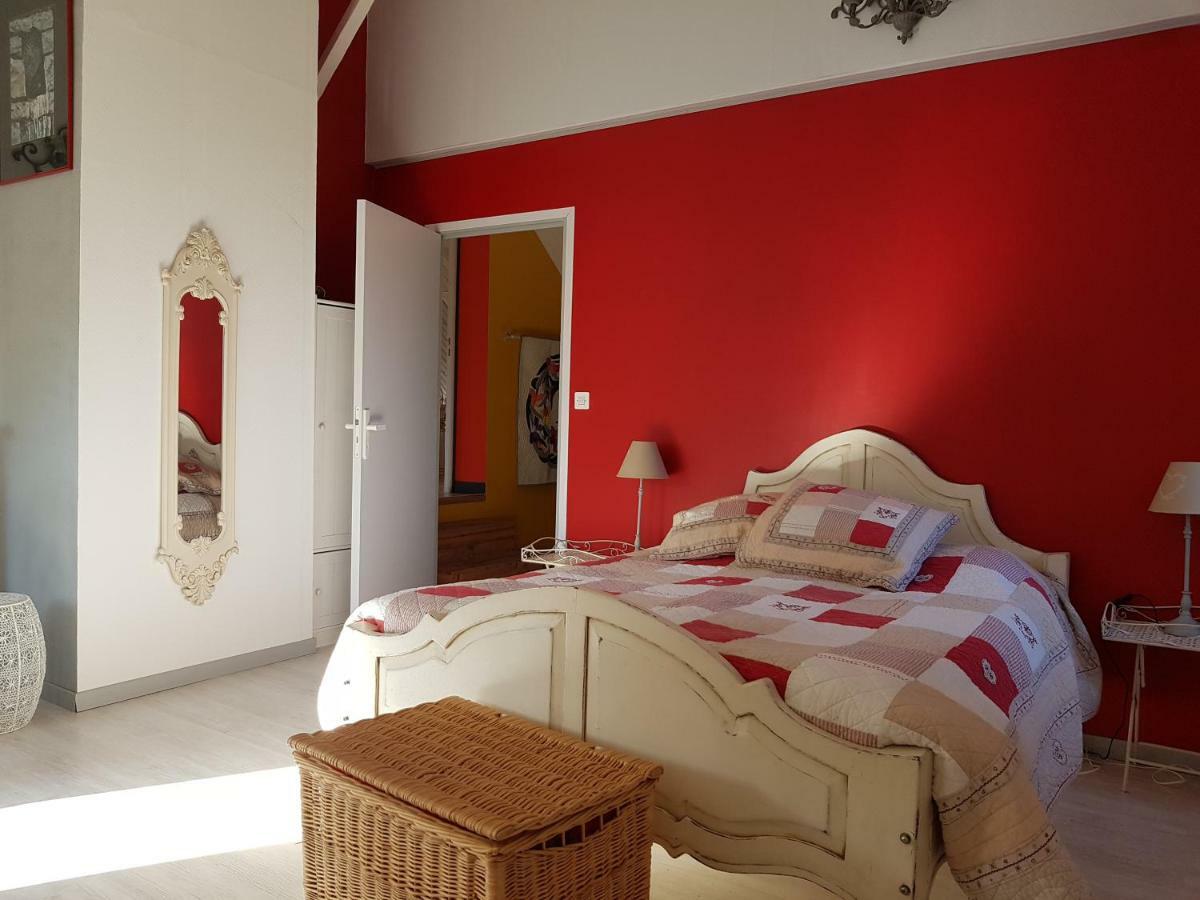 Bed and Breakfast Les Pinguelles Le Donjon Экстерьер фото